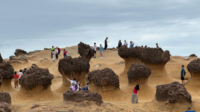 臺灣野柳：怪石嶙峋引游人
